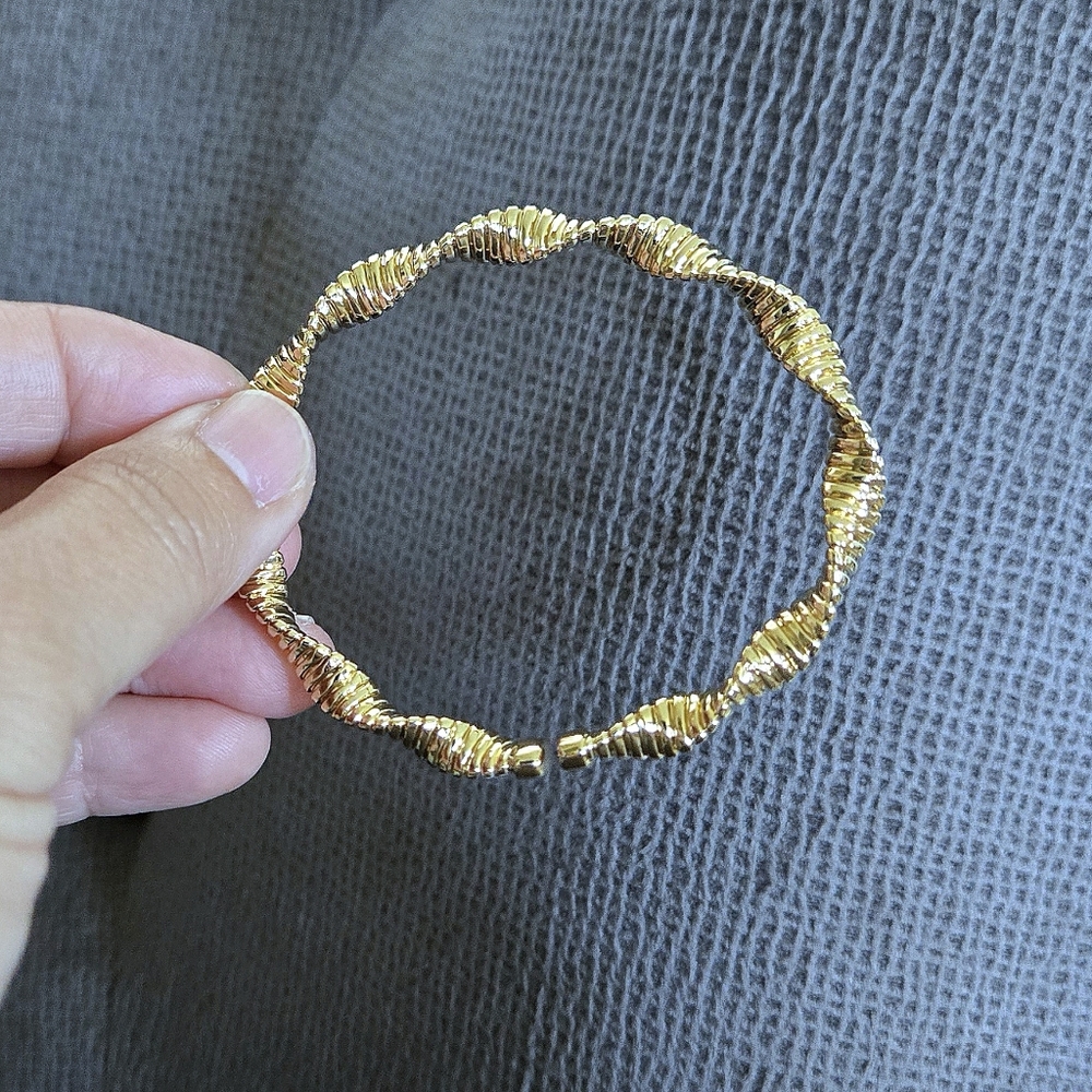 Caldelli Twisted🧬 Gold💛 Flexible Cuff Bracelet - NWT - Picture 13 of 16